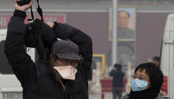 Peligro. La niebla tóxica impide la visibilidad en calles de Pekín. (AP)