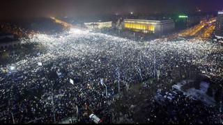 Miles de rumanos salen a la calles en protesta contra la corrupción
