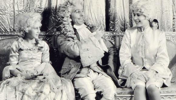 La reina Isabel II del Reino Unido y su hermana Margarita en la obra de teatro Cinderella en 1941. (Foto: AFP)
