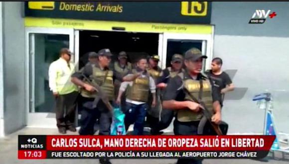 A su arribo al aeropuerto Jorge Chávez,Carlos Sulca fue resguardado por un grupo de policías. Fue trasladado en un patrullero a la vivienda donde cumplirá arresto domiciliario. (ATV+)