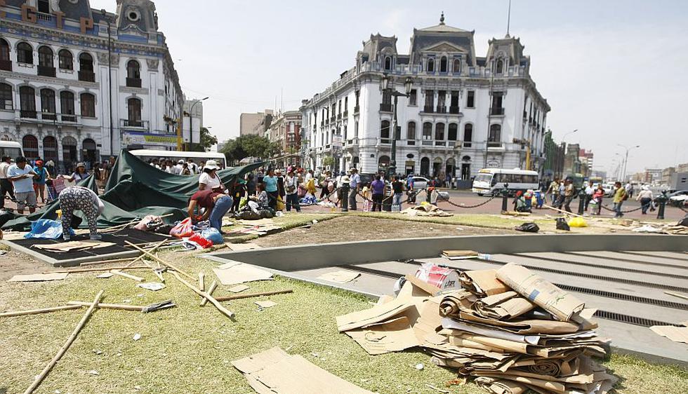 Plaza Dos de Mayo quedó repleta de basura que dejaron los mineros informales. (Mario Zapata)