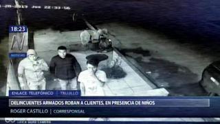 Delincuentes asaltaron a clientes de restaurante en Trujillo [VIDEO]