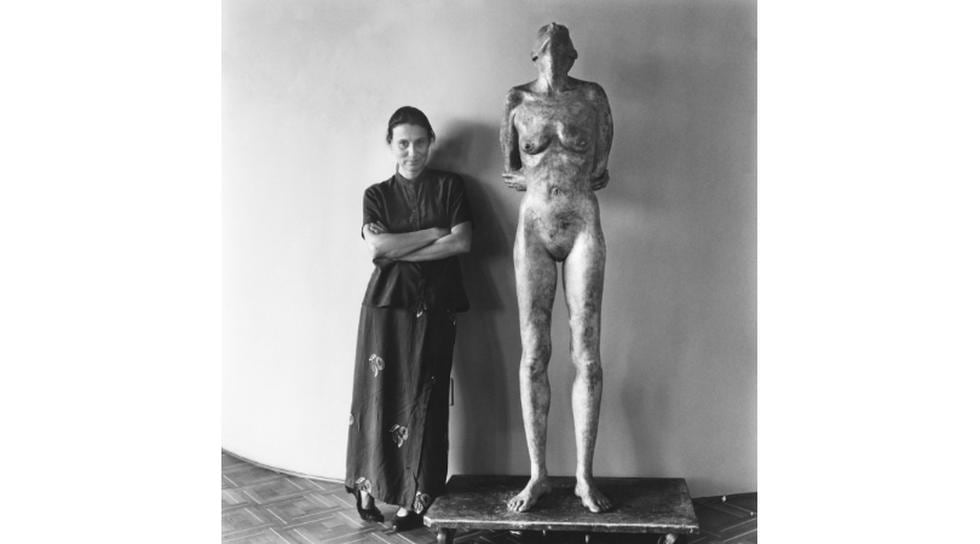 Johanna Hamman (1954-2017) posa junto a la escultura ‘Cuerpo 1’ (1997), hecha de cera. Esta forma parte de una serie de cuatro piezas que exploran el cuerpo y sus estados. 
 (Paolo Cardone)