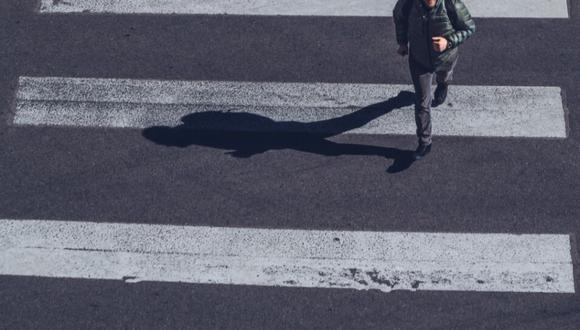 Un hombre literalmente esquivó a la muerte al cruzar de forma imprudente una calle. (Foto: Pixabay/Referencial)