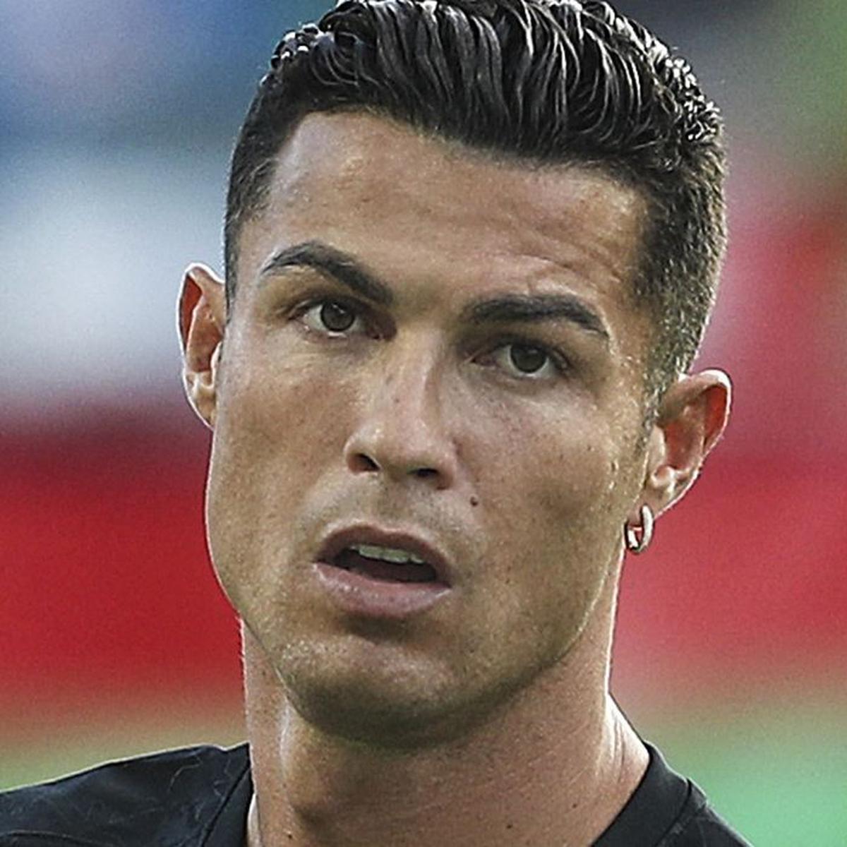 Cristiano Ronaldo hil egin da autozko istipu batean