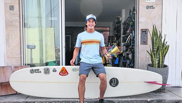 Lucas está decidido a seguir trabajando para ser el mejor del mundo. Pero su mirada va más allá y busca también el desarrollo integral del surf en el país a través de su emprendimiento Surf Place Perú. (Britanie Arroyo/GEC)