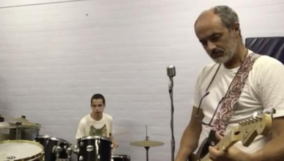 Carlos Alcántara se mostró orgulloso tocando música junto a su hijo. (Facebook)