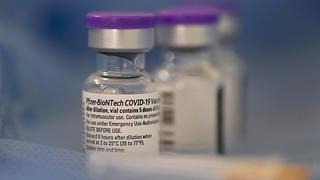Estados Unidos da total aprobación a la vacuna de Pfizer contra el COVID-19