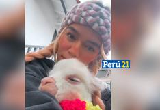 Karol G se roba el corazón del público con tierno video abrazando a una alpaca en Cusco