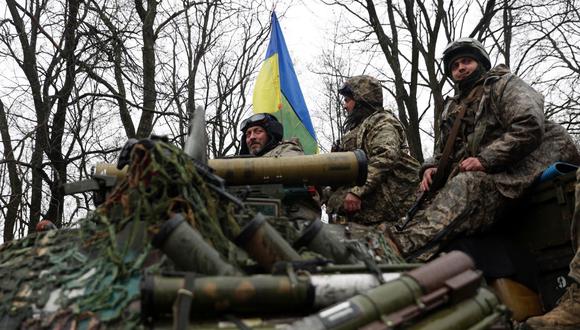 Los soldados ucranianos se paran en su transporte blindado de personal (APC), no lejos de la línea del frente con las tropas rusas, en el distrito de Izyum, región de Kharkiv, el 18 de abril de 2022, durante la invasión rusa de Ucrania. (Foto de Anatolii Stepanov / AFP)