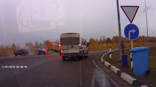Rusia: Conductor sale volando por una ventana de su auto tras choque [Video]