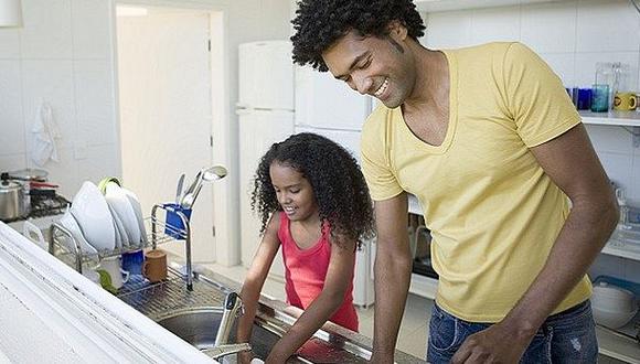 Participación activa de los padres en el hogar influye en el futuro de sus hijas. (Internet)
