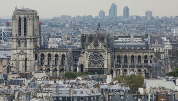 Vista general de la catedral de Notre-Dame desde el Panteón de París, después del incendio que hizo que su aguja se estrellara contra el suelo. (Foto: AFP)
