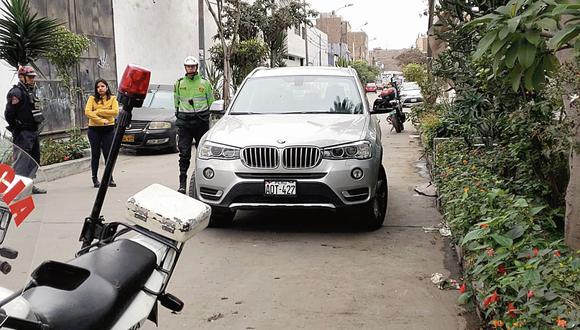 Alarmante. Los delincuentes robaron una camioneta BMW para perpetrar el atraco en San Isidro. (USI)