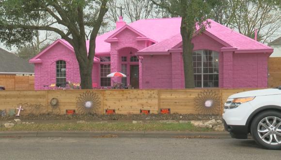 La extravagante casa desató una polémica entre su propietario y el resto de sus vecinos. (Foto: CBS Austin)