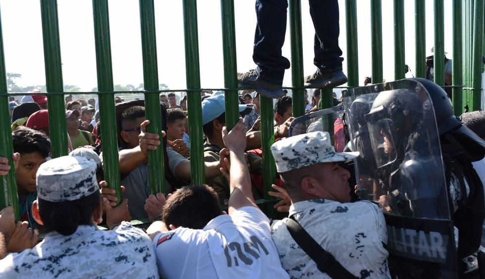 Migrantes de nueva caravana intentan entrar ilegalmente a México. (Foto: AFP)