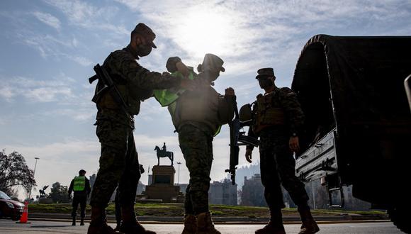 Soldados y policías chilenos se encuentran en un punto de control en Santiago. (Archivo / Martin BERNETTI / AFP).