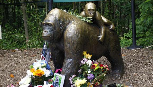 Estatua de bronce en homenaje al gorila sacrificado en el zoológico de Cincinnati. (AFP)