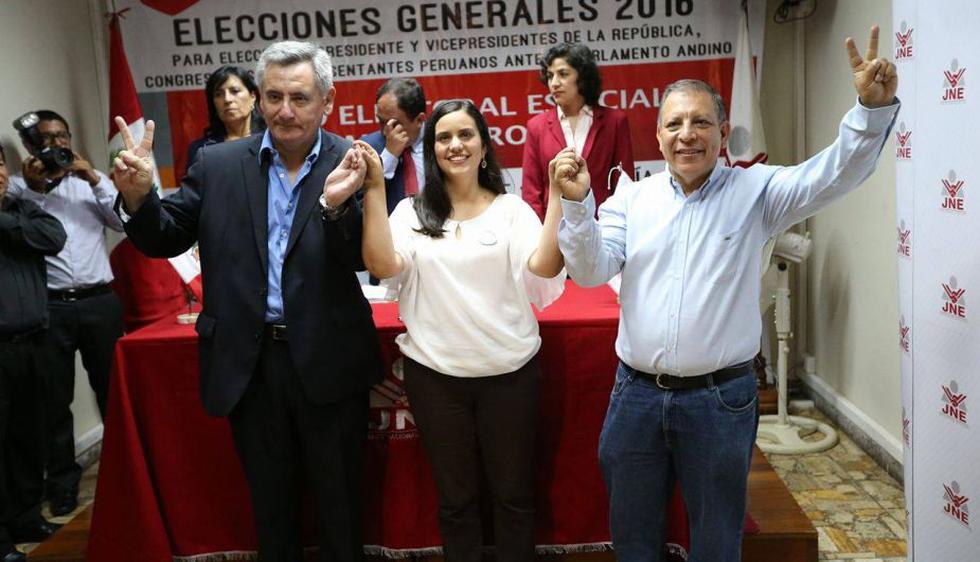 Verónika Mendoza acudió al Jurado Electoral Especial acompañada de Marco Arana y Alan Fairlie. (Luis Gonzales)