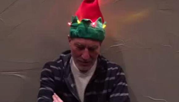 Patrick Stewart usó un sombrero que cantaba y bailaba la mismo tiempo. (YouTube Madameozell)