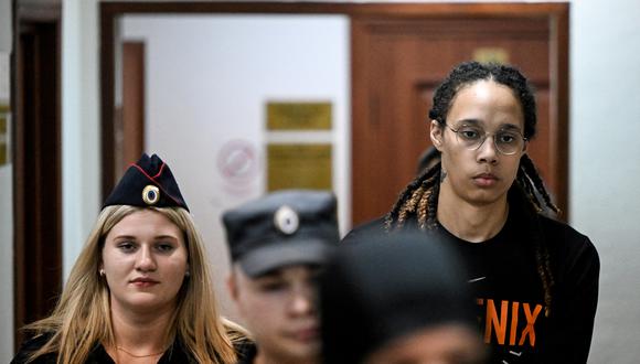La superestrella estadounidense de baloncesto de la WNBA, Brittney Griner, llega a una audiencia en el Tribunal de Khimki, en las afueras de Moscú, el 27 de julio de 2022. (Foto: Kirill KUDRYAVTSEV / AFP)