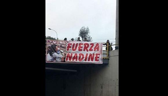 Apoyo a Nadine Heredia se vio en el puente Aramburú. (@daniel91215)