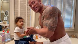 ‘The Rock’ le enseña a su hija a lavarse las manos mientras entona una canción de la película ‘Moana’ en medio del coronavirus | VIDEO