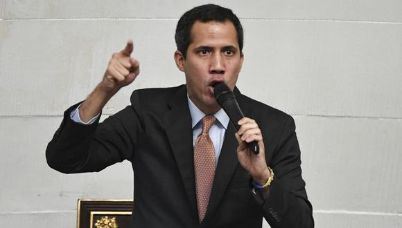 Guaidó se pronunció antes de entrar a la sesión parlamentaria en la que se debatirá acerca de “la pretensión del régimen de Maduro de disolver la Asamblea Nacional”. (Fuente: AFP)