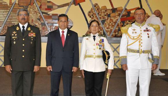 Ollanta Humala posa para la foto de rigor junto a la cadete. (Difusión)