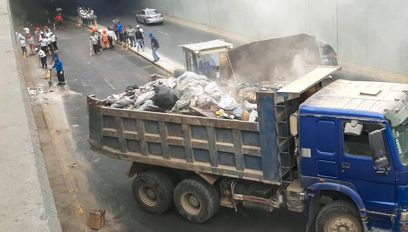 En la actividad se utilizaron camiones de recojo de residuos sólidos, cisternas y participaron 34 operarios de limpieza pública de Breña y Lima. (Difusión)