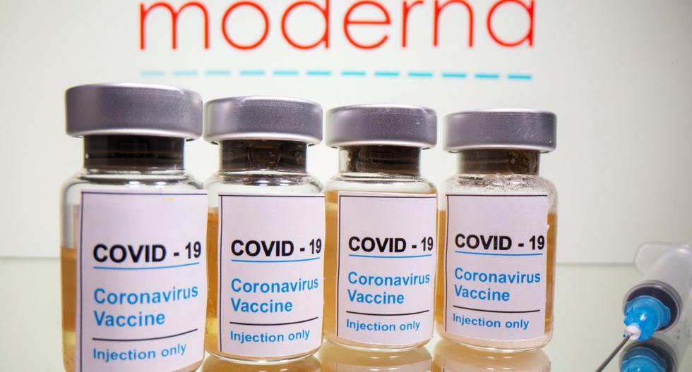 En esta ilustración tomada el 31 de octubre de 2020, se ven viales con una etiqueta que dice "COVID-19 / Vacuna contra el coronavirus / Solo inyección" y una jeringa médica frente al logotipo de Moderna. (REUTERS / Dado Ruvic).