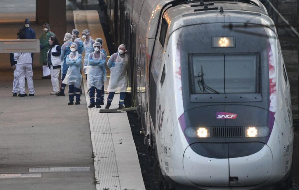 El personal médico de emergencia espera antes de cargar a pacientes afectados con coronavirus a bordo de un TGV (tren de alta velocidad) medicalizado en Mulhouse, este de Francia. (Foto: AFP/Sebastien Bozon)