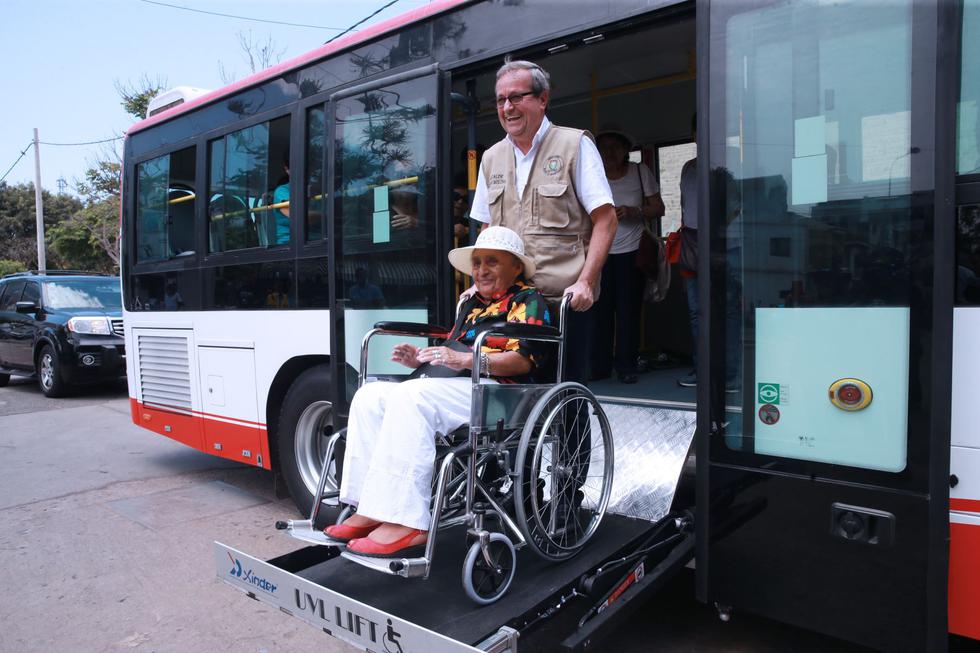 La Municipalidad de Miraflores puso hoy en marcha el primer bus inclusivo del distrito. (Foto: Andina/Norman Córdova)