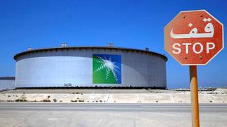 Arabia Saudita recorta bombeo de petróleo en 400,000 barriles por día en enero