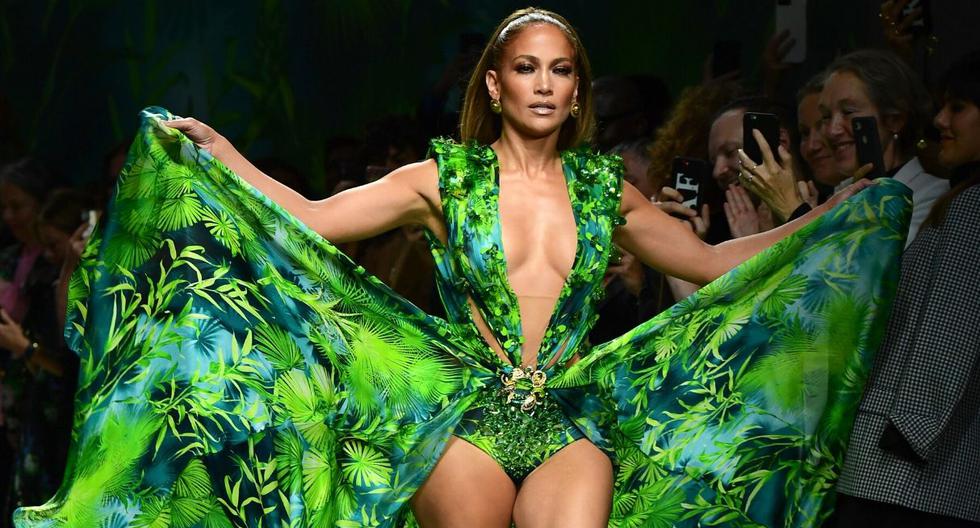 La cantante Jennifer López generó tendencia el año pasado con una versión del vestido "jungle". (AFP).