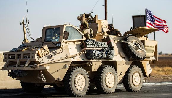 Un vehículo militar de Estados Unidos patrulla una carretera cerca de la ciudad de Tal Baydar, en la provincia siria de Hasakeh. (AFP / Delil SOULEIMAN).