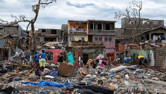 El huracán Matthew devastó Haití dejando más de 800 muertos y 20,000 viviendas afectadas. (REUTERS)