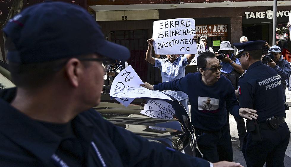 Representante legal de El Chapo Guzmán en México interrumpió marcha del vehículo que traslada al secretario de Estado estadounidense, Mike Pompeo. (Foto: AFP)