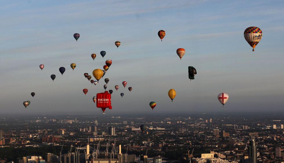 Globos aerostáticos llenan de color el cielo gris de Londres. (Foto: Reuters)