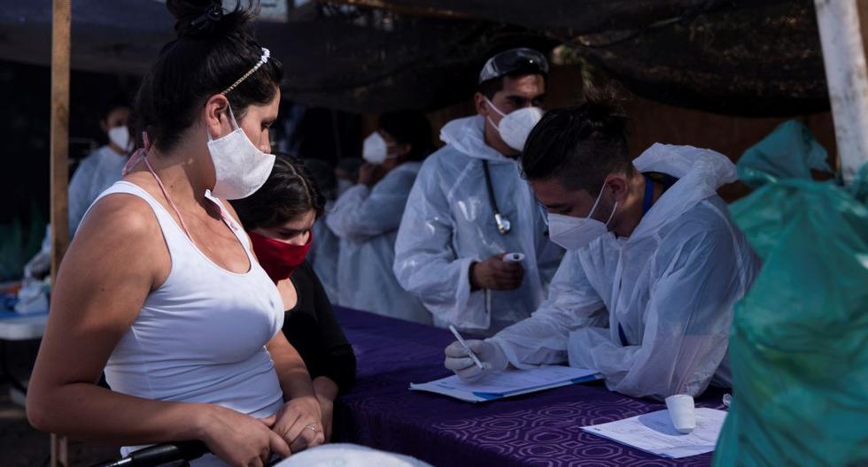 Imagen referencial. Trabajadores de la organización TECHO-Chile prestan asistencia sanitaria a los habitantes del campamento Millantu, en la comuna de Puente Alto, en Santiago (Chile). (EFE/ Alberto Valdés).