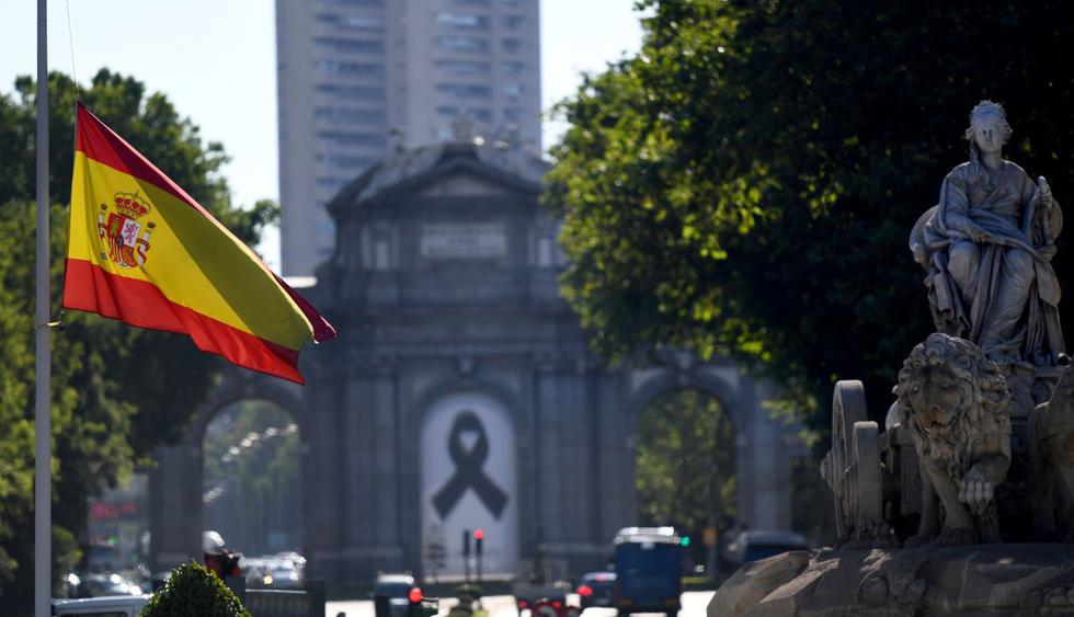 La bandera de España ondea a media asta el primer día de los 10 oficiales de duelo por los muertos por coronavirus en el país. (AFP / Gabriel BOUYS).