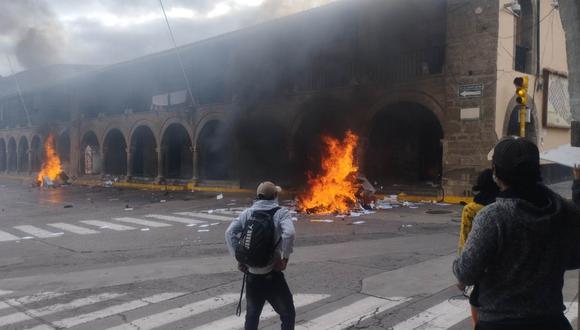 La sede principal del Poder Judicial ubicada en la ciudad de Ayacucho, fue incendiada la tarde del viernes por un grupo de vándalos. (Foto: redes sociales)