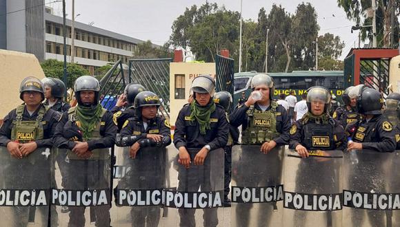 La policía antidisturbios ingresó al campus de la Universidad de San Marcos en Lima el 21 de enero de 2023 para confrontar y arrestar a los alborotadores que se esconden en las instalaciones. (Foto por Carlos MANDUJANO / AFP)