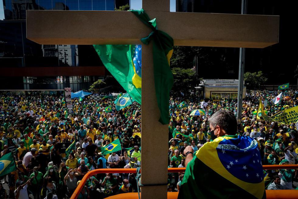 La pandemia del coronavirus en Brasil, país que suma más de 14,6 millones de casos confirmados y 403.000 muertes, no impidió que miles de manifestantes saliesen este sábado a las calles, en las celebraciones del Día Internacional del Trabajo, para respaldar o protestar contra el Gobierno. (Texto y foto: EFE).