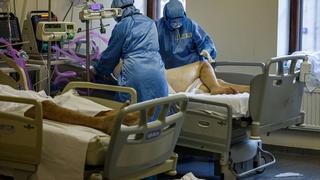 Médicos rusos llaman a antivacunas a visitar áreas UCI en hospitales ante alto nivel de muertes por COVID-19