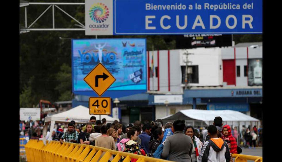 Migrantes venezolanos permanecen este jueves en Rumichaca, en la frontera de Ecuador con Colombia. (Foto: EFE)