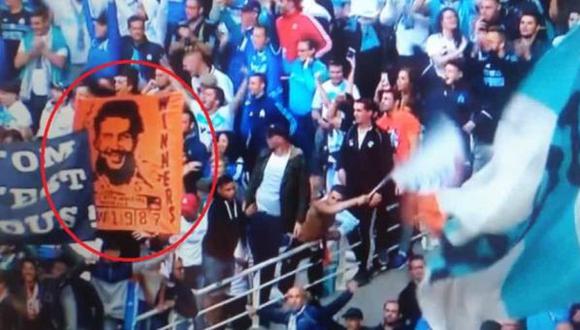 Hinchas del Marsella de Francia lucen banderolas con la cara de Pablo Escobar. (Pulzo)
