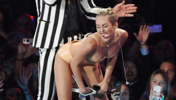 Miley Cyrus durante  polémica presentación en los premios MTV. (Televisión-MTV/VMA)