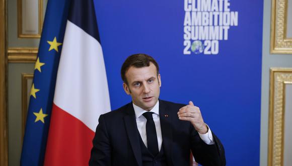 El presidente de Francia afirmó que en 2021, pase lo que pase, "afrontarán las crisis sanitarias, económicas y sociales, terroristas, climáticas”. (Foto: Yoan VALAT / POOL / AFP)