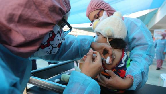 Niños vacunados contra la polio.